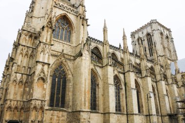 York Papazı, York, İngilizce, Birleşik Krallık - 24 Şubat 2016: Kilisenin dış cephesi çatısı ve penceresi