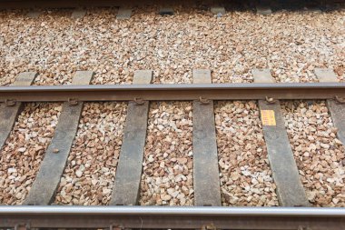 Tuen Mun Yüzme Havuzu İstasyonu, Tuen Mun, Hong Kong - 19 Ekim 2024: taşlı açık hava hafif tren istasyonu rayı