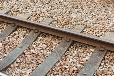 Tuen Mun Yüzme Havuzu İstasyonu, Tuen Mun, Hong Kong - 19 Ekim 2024: taşlı açık hava hafif tren istasyonu rayı