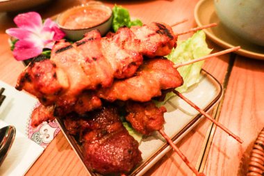 Tayland Endonezya 'nın satay şiş tavukla, sığır etiyle lahana ve tabakta.