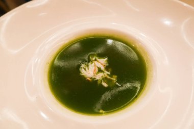 Çin Çin Çin yeşil sebze çorbası ve taze yengeç eti yakın