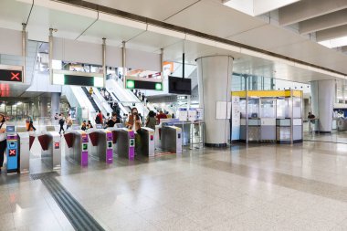 Kowloon, Hong Kong - 27 Ekim 2024: MTR Kowloon İstasyonu Tren Salonu giriş kapısı otomatik 