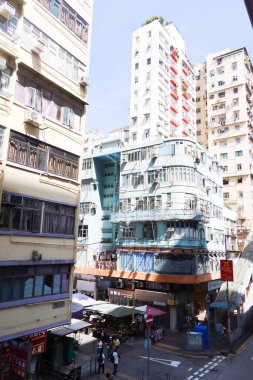 Mong Kok, Hong Kong - 25 Ekim 2024: Sokak gündüz açık hava Fa Yuen Sokağı, yoğun yol boyunca arabalar ve yan taraftaki eski apartman blokları 