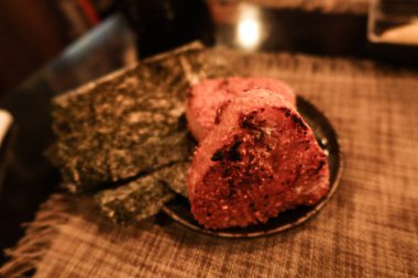 Japon ızgara pirinç onigiri pirinç topunu deniz yosunuyla kapatın.