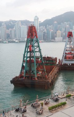 Batı Kowloon, Hong Kong - 26 Ekim 2024: yüzen vinç donanımı Crane mavnası feribotu denizde, Victoria Limanı