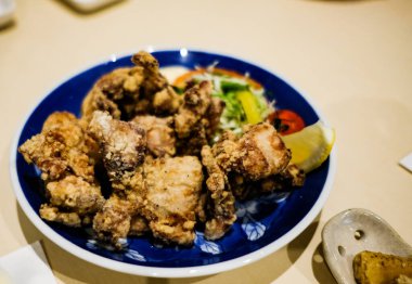 Japon yağda kızartılmış tavuğunu fotokopi alanı olan mavi bir tabakta kapat.