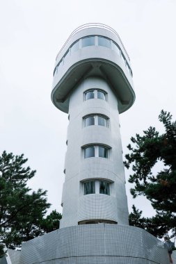 Jogasaki Sahili, Izu, Japonya- 28 Ekim 2024: Kadowaki Deniz fenerinin dış yüzeyi gündüz vakti ağaçlarla çevrili