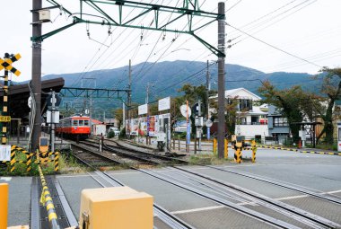 Gora, Japonya- 29 Ekim 2024: Hakone Tozan Demiryolu treni gündüz vakti Gora 'daki tren istasyonundan geçiyor