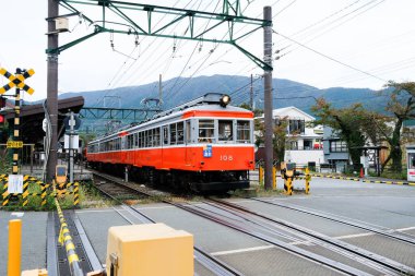 Gora, Japonya- 29 Ekim 2024: Hakone Tozan Demiryolu treni gündüz vakti Gora 'daki tren istasyonundan geçiyor