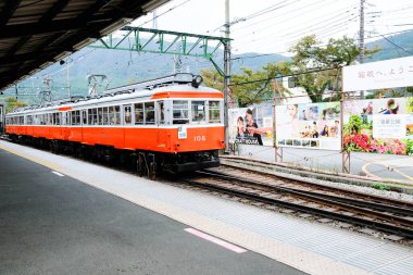 Gora, Japonya- 29 Ekim 2024: Hakone Tozan Demiryolu treni gündüz vakti Gora 'daki tren istasyonundan geçiyor