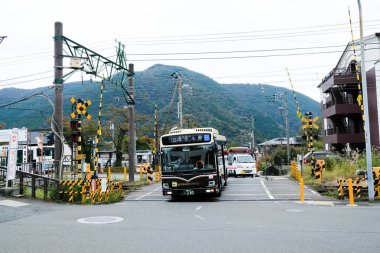 Gora, Japonya- 28 Ekim 2024: Gora İstasyonu Hakone toplu taşıma otobüsü açık havada gündüz geçişi
