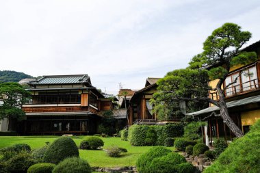 Kiunkaku Ryokan Müzesi, Atami, Shizuika, Honshu, Japonya - 31 Ekim 2024: Kiunkaku Eski Ryokan, açık hava Japon bahçeli, ağaçlı ve taşlı konak binasının dışı