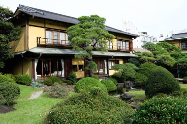 Kiunkaku Ryokan Müzesi, Atami, Shizuika, Honshu, Japonya - 31 Ekim 2024: Kiunkaku Eski Ryokan, açık hava Japon bahçeli, ağaçlı ve taşlı konak binasının dışı