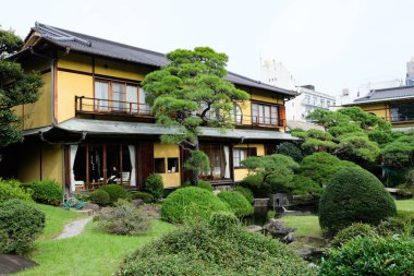 Kiunkaku Ryokan Müzesi, Atami, Shizuika, Honshu, Japonya - 31 Ekim 2024: Kiunkaku Eski Ryokan, açık hava Japon bahçeli, ağaçlı ve taşlı konak binasının dışı