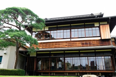 Kiunkaku Ryokan Müzesi, Atami, Shizuika, Honshu, Japonya - 31 Ekim 2024: Kiunkaku Eski Ryokan, açık hava Japon bahçeli, ağaçlı ve taşlı konak binasının dışı