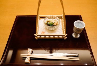 Tahta bir masa arkaplanındaki el yazısıyla yazılmış sarı yapışkan notun kapağını kapat ve 