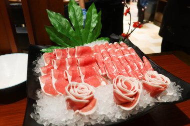 Çin usulü pişmemiş çiğ koyun eti, çiçek şeklinde, buzlu sıcak tencereye hazır. 