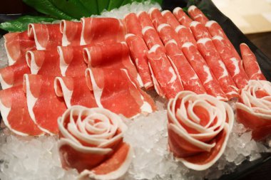 Çin usulü pişmemiş çiğ koyun eti, çiçek şeklinde, buzlu sıcak tencereye hazır. 