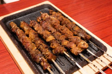 Tibet Xinjiang 'a yakın ızgara koyun eti şişi ve baharatlı pudra sosu. 