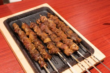 Tibet Xinjiang 'a yakın ızgara koyun eti şişi ve baharatlı pudra sosu. 