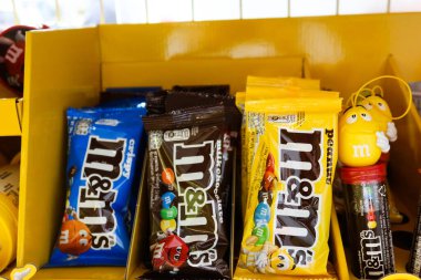 Kennedy Town, Hong Kong - 18 Ekim 2024: MM ve M çikolatalarının farklı paketleri uygun bir dükkanda sergileniyor.