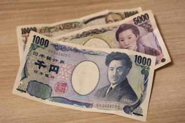 Japon Yen banknot para nakit 1000 yen (1000), beş bin yen (5000) yen ve on bin yen (10,000) bir masa üzerinde