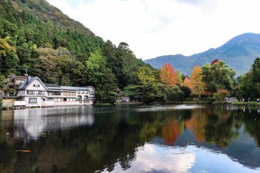 Kinrin Gölü, Yufuin, Kyushu, Japonya- 6 Kasım 2024: İyi bir hava gününde dağ ve tepenin yansıması olan açık hava gölü.