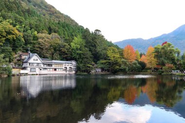 Kinrin Gölü, Yufuin, Kyushu, Japonya- 6 Kasım 2024: İyi bir hava gününde dağ ve tepenin yansıması olan açık hava gölü.