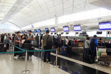Hong Kong Uluslararası Havalimanı, Chek Lap Kok, Hong Kong - 2 Kasım 2024: Hong Kong Ekspresi 'nin karşısındaki çekte yer almak ve bavulları bırakmak için kuyrukta bekleyen yolcular