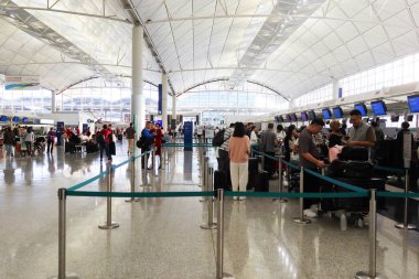 Hong Kong Uluslararası Havalimanı, Chek Lap Kok, Hong Kong - 2 Kasım 2024: Hong Kong Ekspresi 'nin karşısındaki çekte yer almak ve bavulları bırakmak için kuyrukta bekleyen yolcular