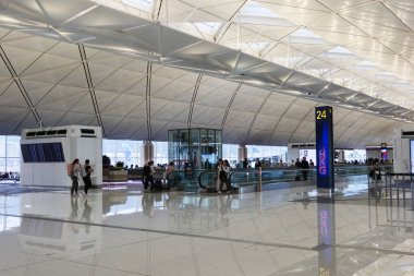 Hong Kong Uluslararası Havalimanı, Chek Lap Kok, Hong Kong - 2 Kasım 2024: Havaalanı kalkış alanı. 24 numaralı kapıda yolcu ve asansör bekliyor.