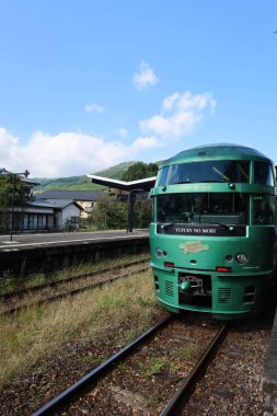 Yufuin, Fukuoka, Japonya- 6 Kasım 2024: Ahşap Yufuin no mori (orman) turu treni istasyondaki platformda park halinde.