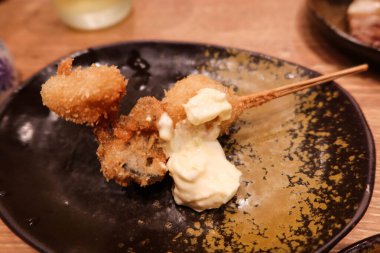 Japon usulü ızgara istiridye şişi ve mayonez salata sosu.