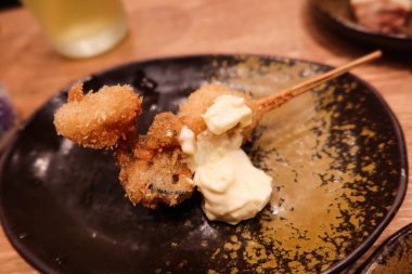 Japon usulü ızgara istiridye şişi ve mayonez salata sosu.