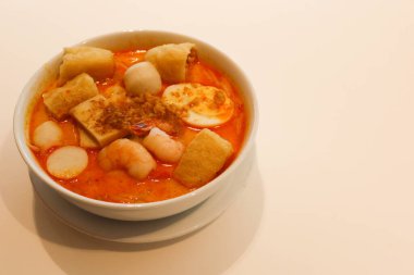 Singapur Malezya çorbası laksa eriştesi, balık köftesi, soya fasulyesi, karides, karides ve balık dilimi.