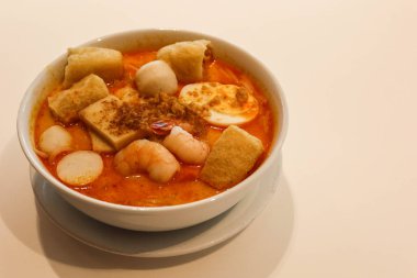 Singapur Malezya çorbası laksa eriştesi, balık köftesi, soya fasulyesi, karides, karides ve balık dilimi.