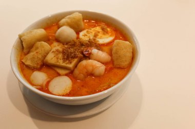 Singapur Malezya çorbası laksa eriştesi, balık köftesi, soya fasulyesi, karides, karides ve balık dilimi.