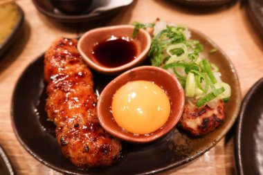 Japon kıymalı tavuk eti şiş çiğ yumurta ve soya sosu.