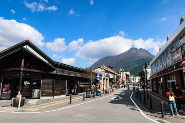 Yufuin, Yufu, Oita, Kyushu, Japonya - 6 Kasım 2024: Japon aperatifleri ve yol boyunca hediyelik eşya dükkanı olan Yunotsubo Caddesi