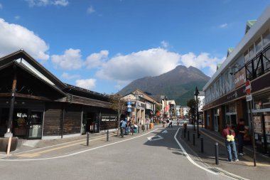 Yufuin, Yufu, Oita, Kyushu, Japonya - 6 Kasım 2024: Japon aperatifleri ve yol boyunca hediyelik eşya dükkanı olan Yunotsubo Caddesi