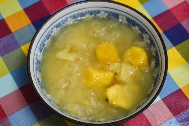 Ev yapımı sıcak Çin patatesi, tatlı sarı tatlı çorba ve fotokopi alanı olan bir kasede sperm Coicis.