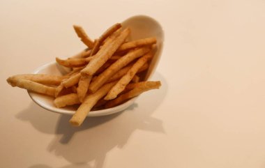 Kızarmış Kappa Ebisen (karides krakeri) beyaz bir tabakta fotokopi alanı olan abur cuburlar.