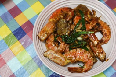 Çin usulü kızarmış karides ve taze soğanlı karides.