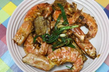 Çin usulü kızarmış karides ve taze soğanlı karides.