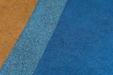 sarı, mavi ve açık mavi çocuk parkında lastik döşeme 