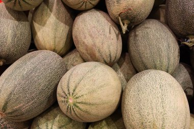 Oval şekle yakın. Bir sürü kavun, duvar kâğıdı gibi fotoğrafla dolu.