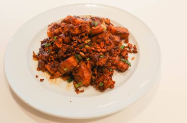 Singapur usulü kızarmış deniz ürünleri sosunu yumurta, kızarmış karides ve havuçlu kekle karıştırın.