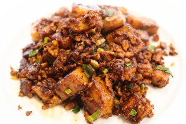 Singapur usulü kızarmış deniz ürünleri sosunu yumurta, kızarmış karides ve havuçlu kekle karıştırın.