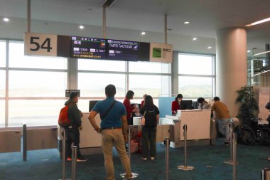 Fukuoka Havaalanı, Fukuoka, Japonya - 6 Kasım 2024: Havaalanı, uçuş şirketinin gişesinde kuyrukta bekleyen bir sürü yolcu ile birlikte. 