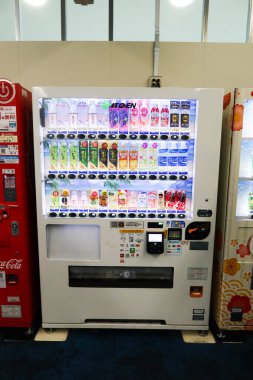 fukuoka, Japonya - 4 Kasım 2024: Japonya 'da meşrubat ve su satan içecek otomatı